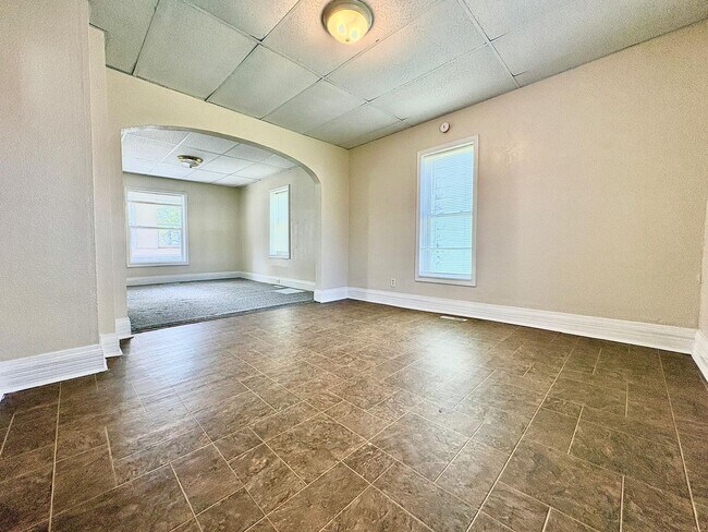 Building Photo - 117 E Fox St