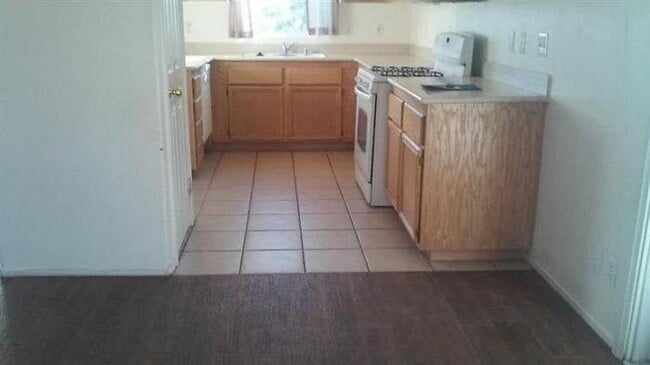 Building Photo - 3 bedroom in Victorville CA 92394