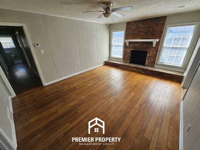 Foto del edificio - Classic 3BR/2BA Home in 38119 | Hardwood Floors, Fireplace & Formal Dining