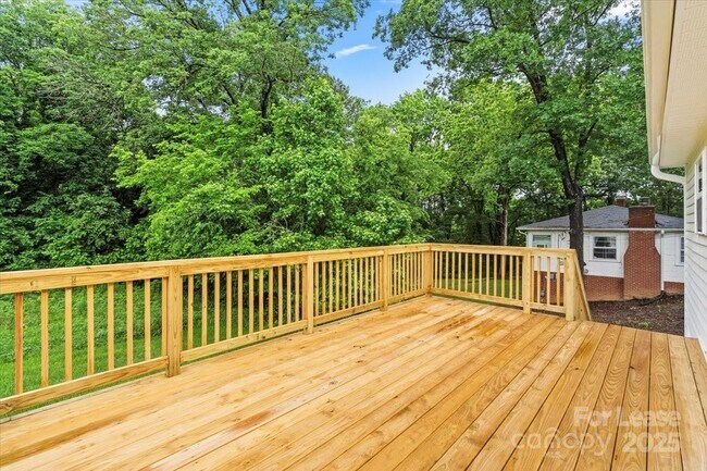 Foto del edificio - 2890 Shady Ln Ave