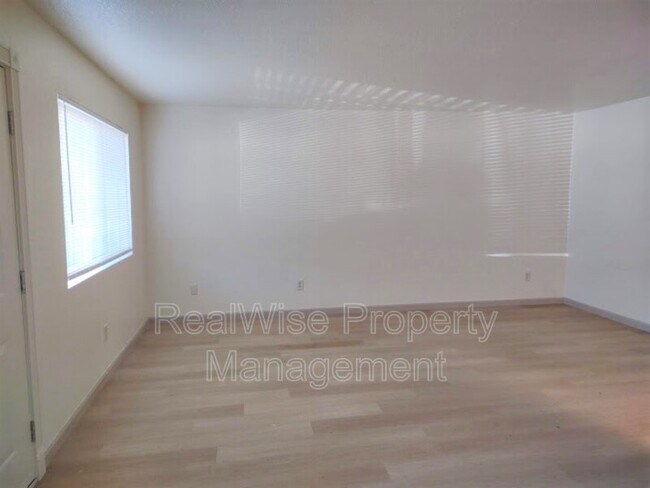 Building Photo - 120 Sunny Ln