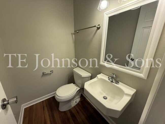 Building Photo - A Great Ardmore Townhouse Waiting For You!