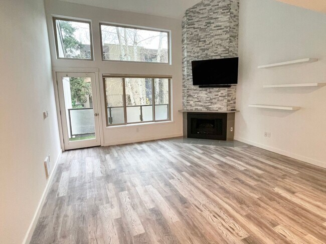 Foto del edificio - Remodeled End-Unit Condo in Sand Point wit...