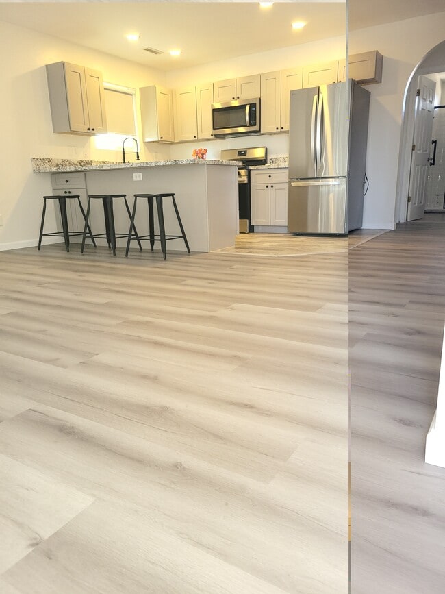 Greatroom with breakfast bar - 8396 E Stevens Dr