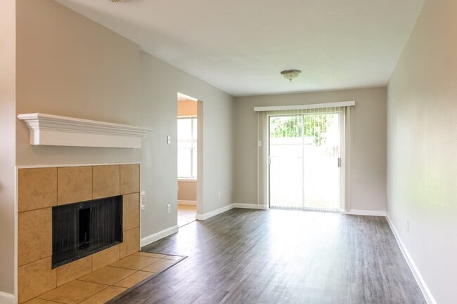 Building Photo - 8819 Scenic Green Dr