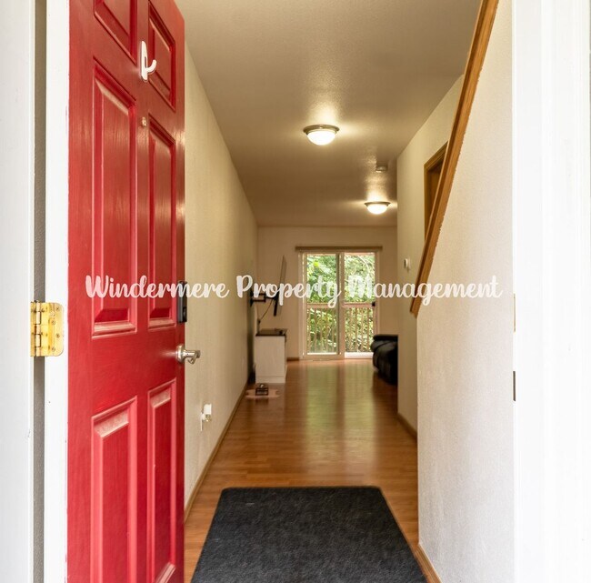 Building Photo - Bright and Cheery, conveniently located 3 ...
