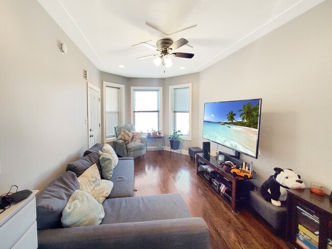Foto del edificio - 3215 W Warner Ave