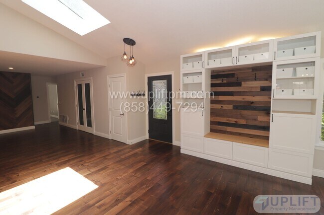 Building Photo - 4 BED 2 BATH HOME WITH SOLAR AND LARGE BAC...