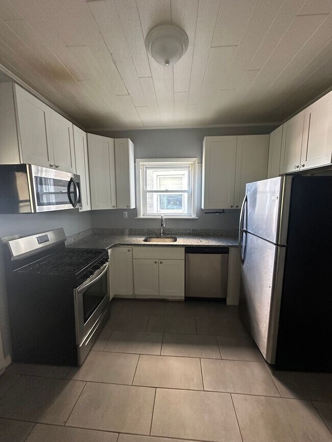 Foto del edificio - 3 bedroom, 1 Bath in Desirable Location
