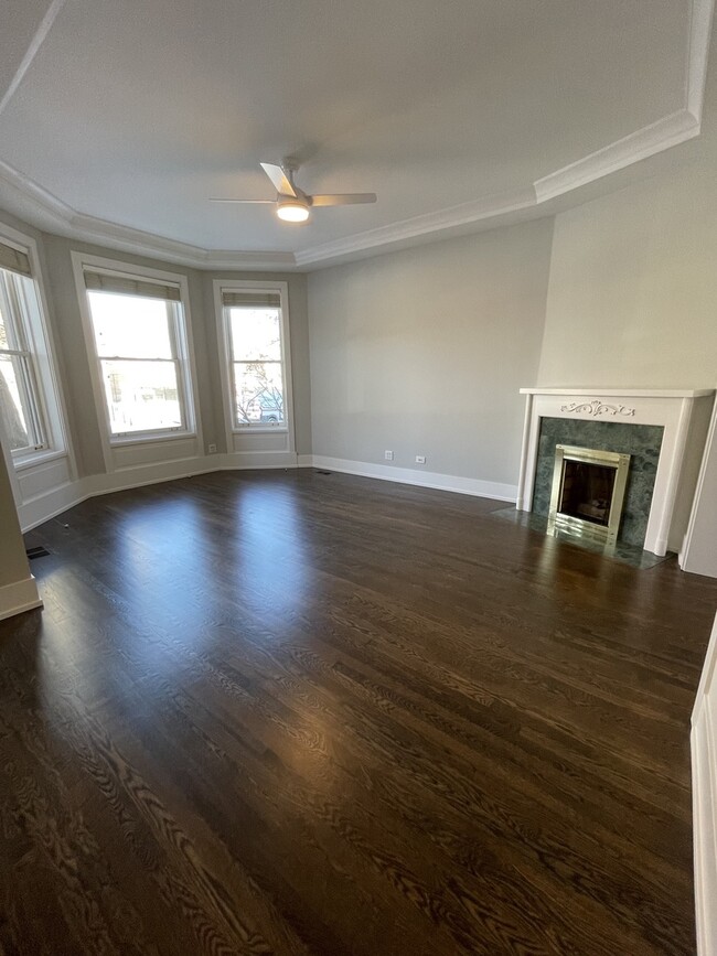 Building Photo - 1047 W Wolfram St