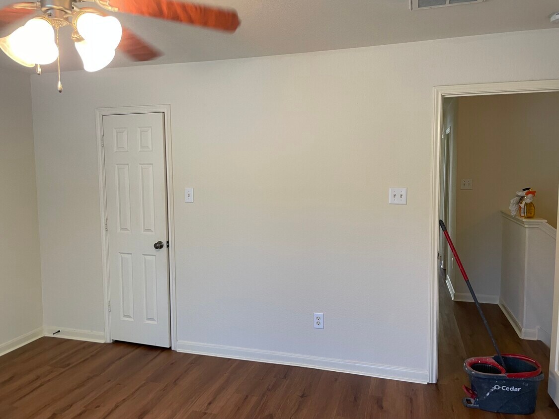 Foto principal - 8031 Barnes Ridge Ln