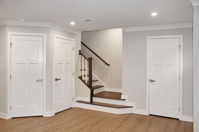 Building Photo - End-unit Townhouse with mountain views