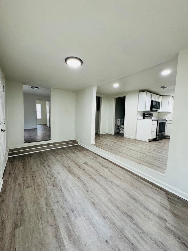 Foyer - 7635 Pickett St