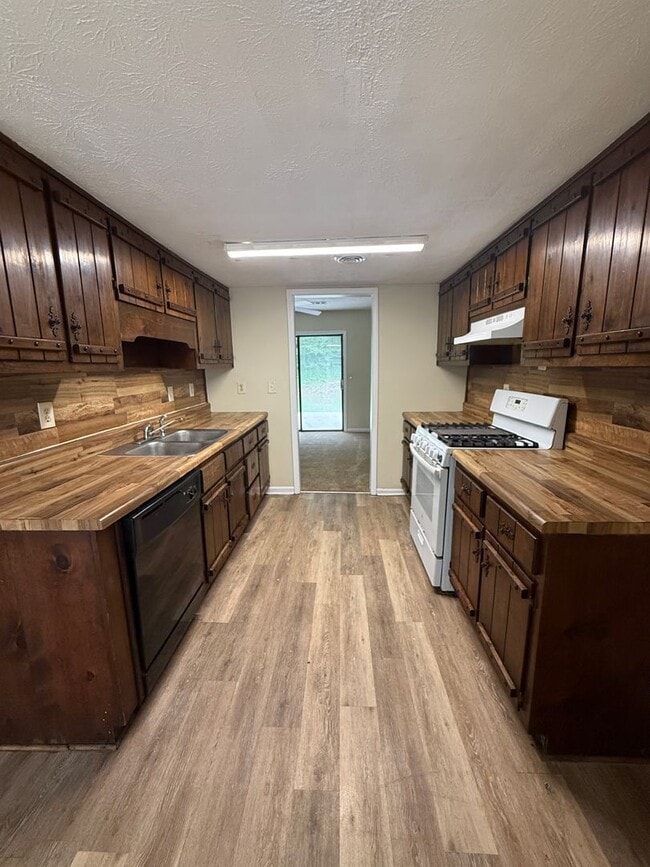 Building Photo - 2/2.5 Townhome in the heart of downtown Douglasville