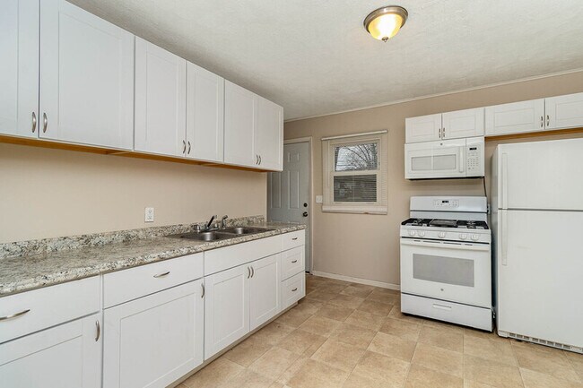 Building Photo - 5847 Quebec Ave N