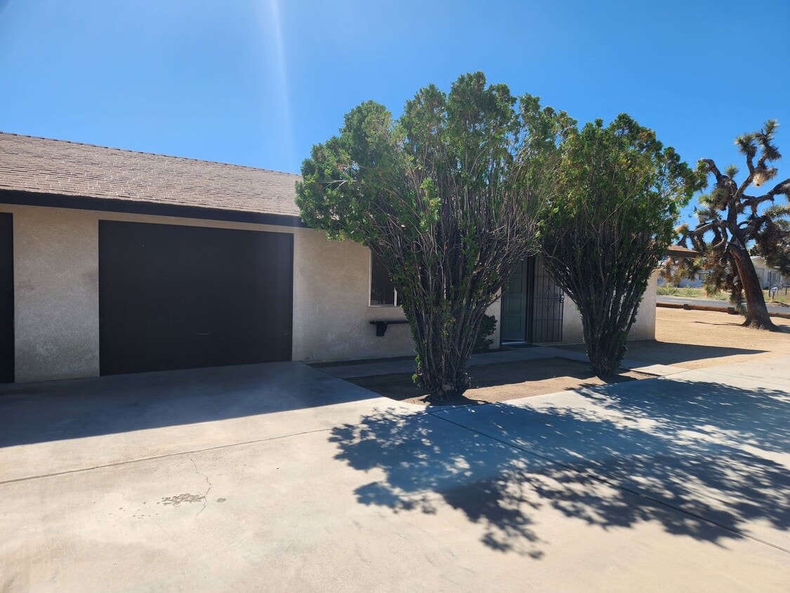 Building Photo - Dumosa Duplex
