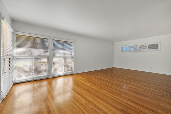 Building Photo - 2 Bedroom Rental Available in Alamo Height...