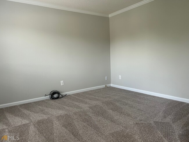 Building Photo - 375 Hunters Creek