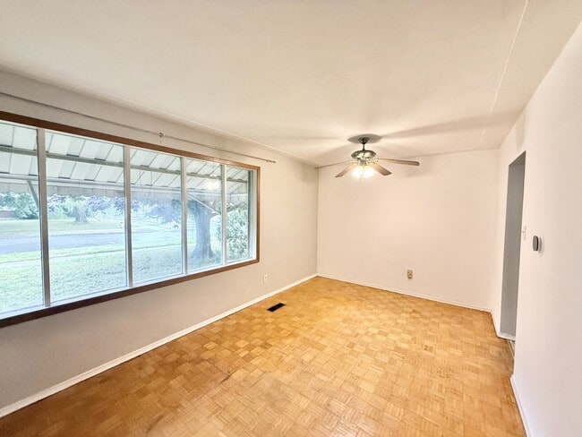 Building Photo - 106 Greenbrier Dr