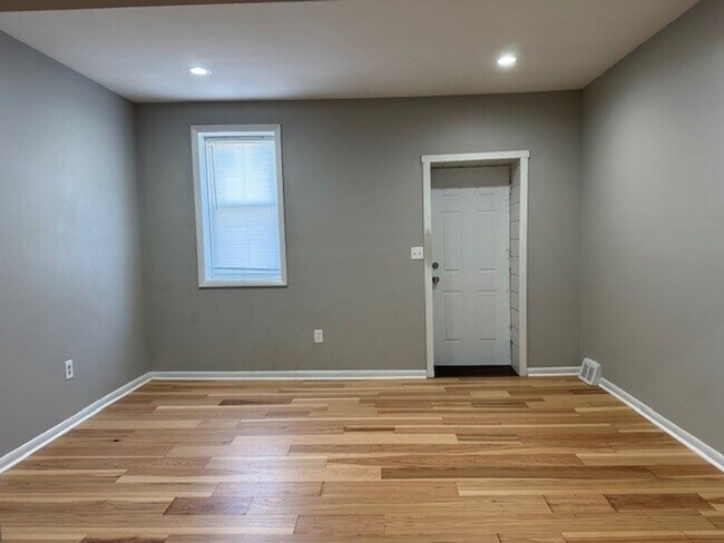 Building Photo - Introducing a cozy updated 3-bedroom, 1-ba...