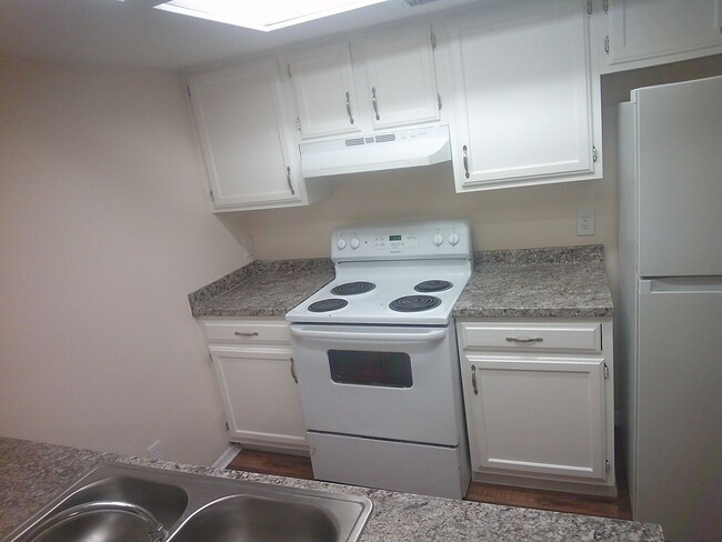 Building Photo - spacious two-bedroom, 2-bath TOWNHOUSE