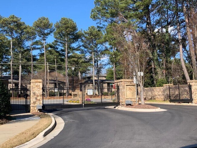 Building Photo - 2136 Knoll Pl NE