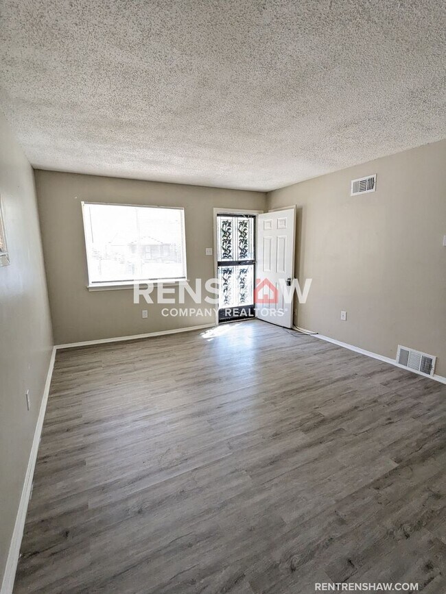 Building Photo - Renovated 4 Bed / 1.5 Bath Single-Family h...