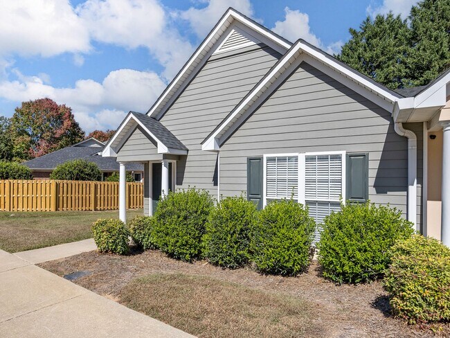 Foto del edificio - Freshly Renovated 2 BR, 2 BA Townhome, Loc...