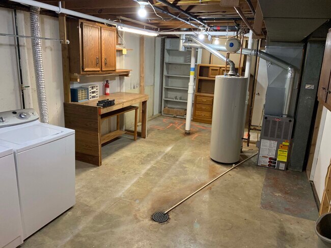 Sótano sin terminar, cuarto de servicio, trastero, banco de trabajo - 11934 Holly Brook Dr