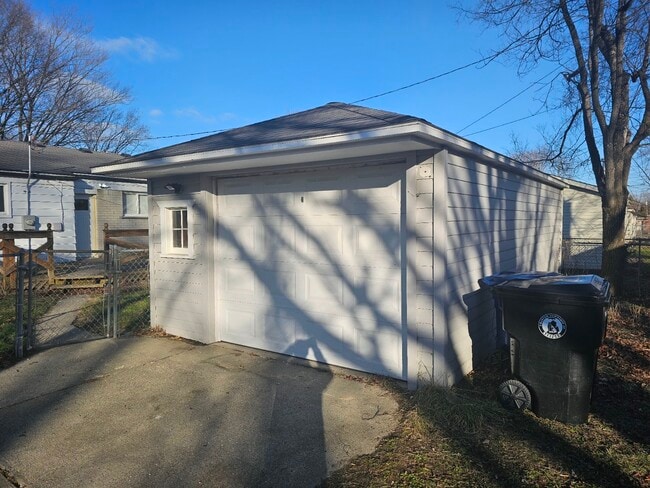 Building Photo - 26539 Clarita St
