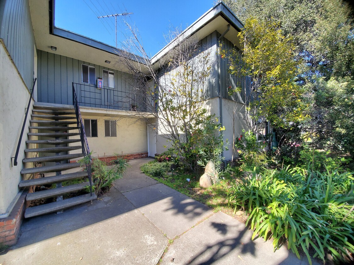 Front - 1405 Grand St