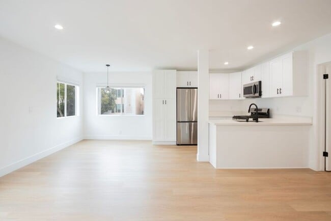 Building Photo - 937 N Orange Grove Ave