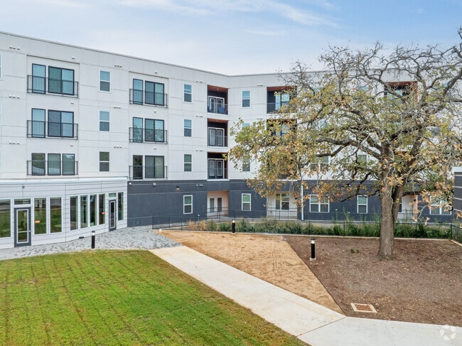 Courtyard - Arbor Park Senior Apartments