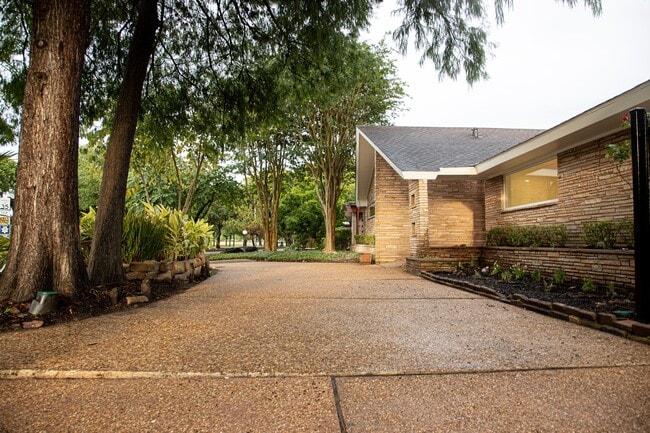 Entrada frontal circular - 3619 Braeswood S Blvd