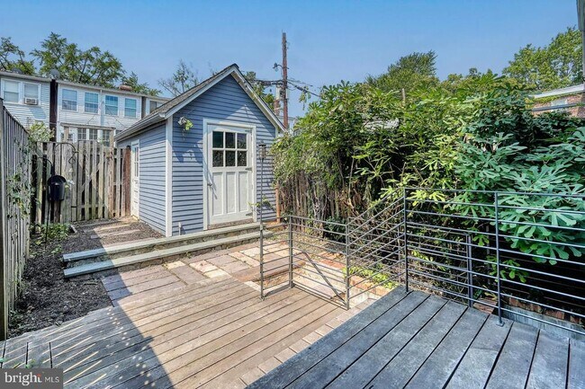 Foto del edificio - 2428 Tunlaw Rd NW