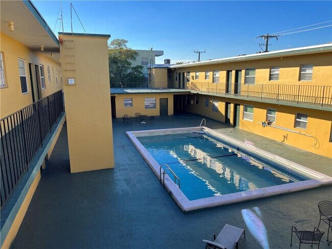 Building Photo - 1975 NE 135th St