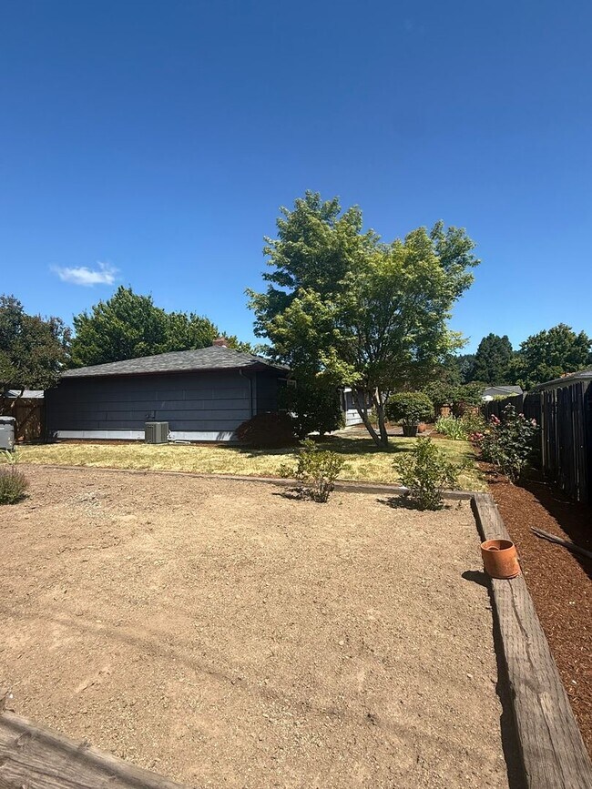 Building Photo - Stunning Pet Friendly Three Bedroom Corval...
