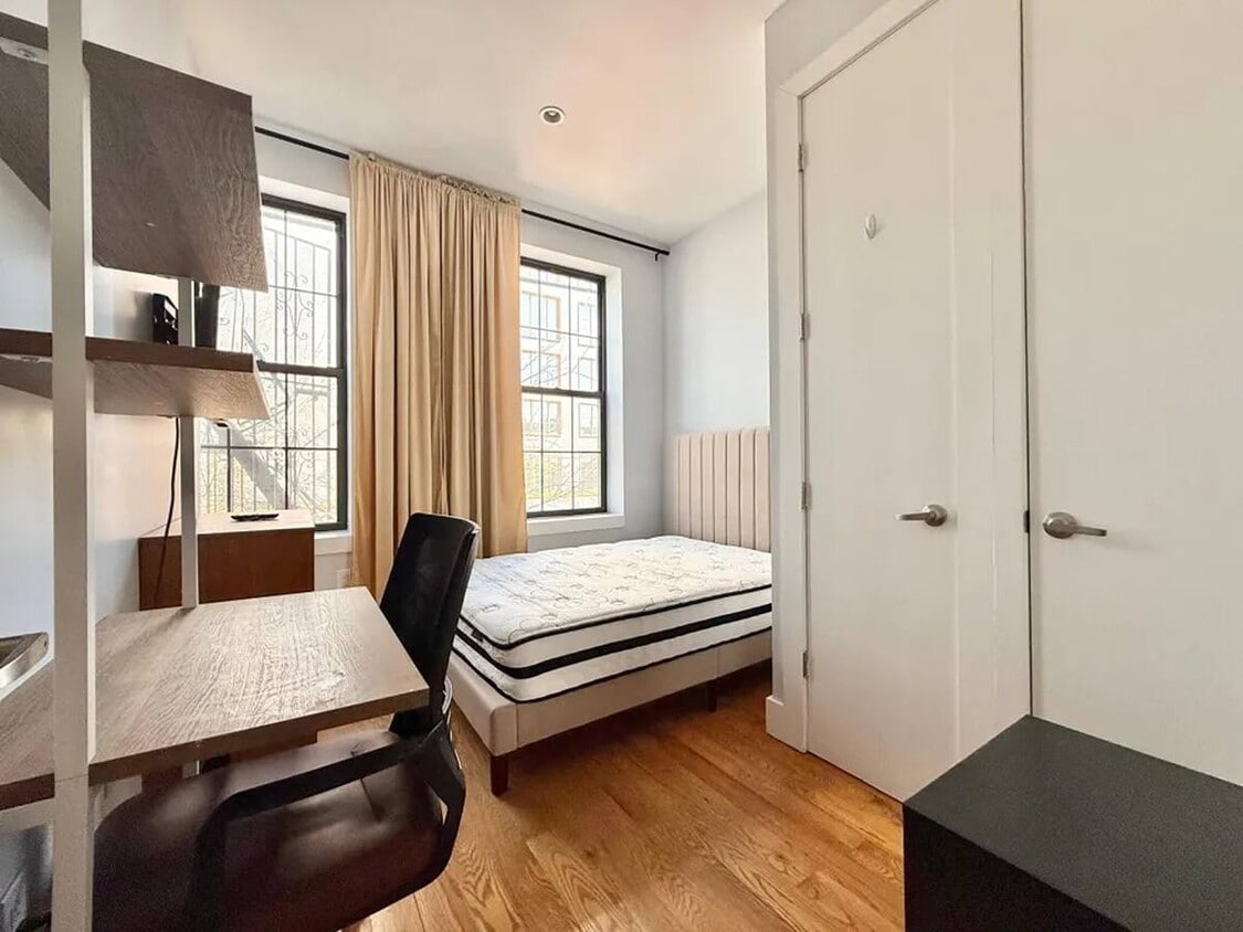 Primary Photo - Prime Bushwick Room, HDTV, 15 min to Manhattan #756