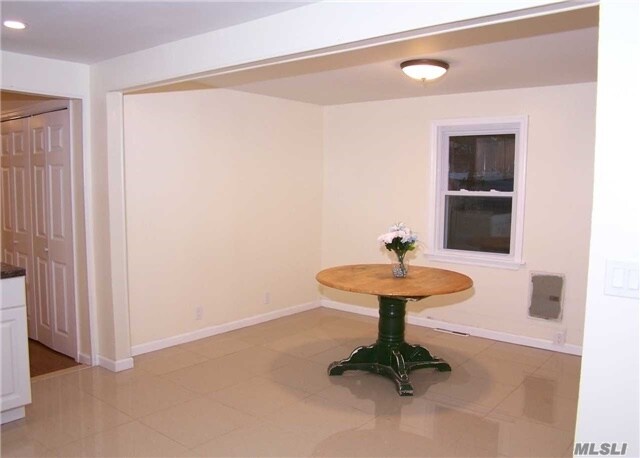 Building Photo - 15 Tulip Ave