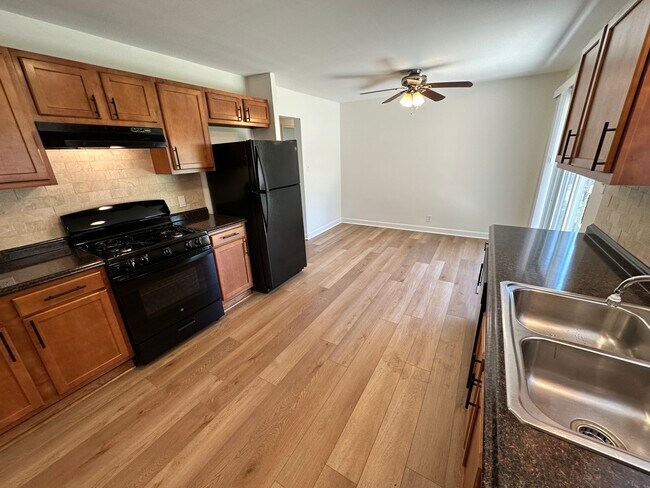 Building Photo - Impeccably Clean Warren Ranch!