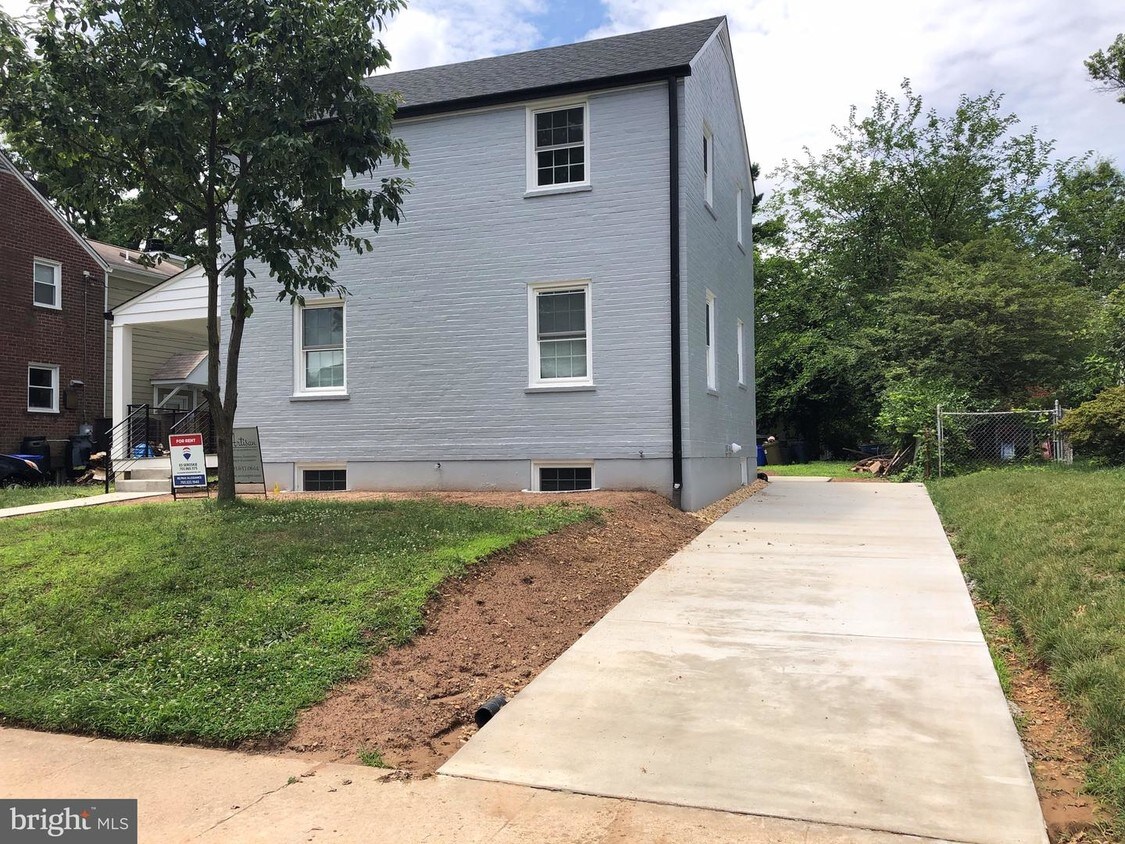 Building Photo - 226 N Granada St