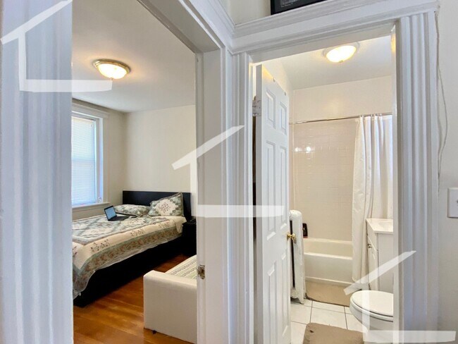 Building Photo - 9/1 Charming, light filled 1BR near B Line...
