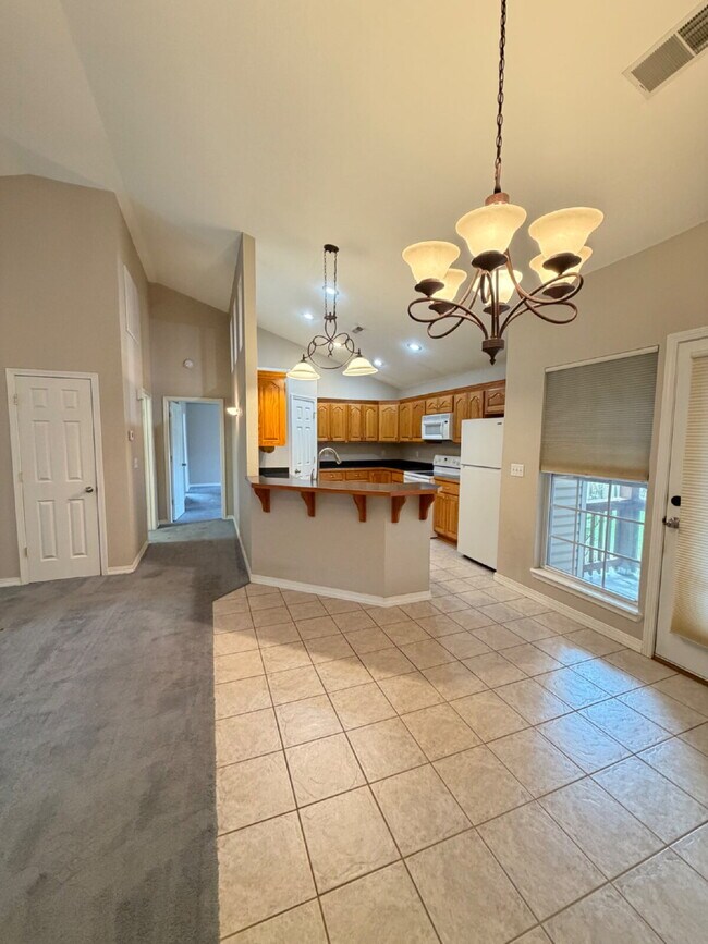 Building Photo - "Charming 3-Bedroom Summerbrooke home with 2 Full Baths with Fenced in, flat back yard”