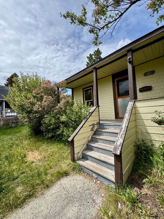 Building Photo - Cozy butte house available now