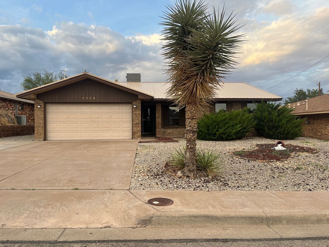 Primary Photo - Conveniently located 3 Bedroom, 2 bath wit...
