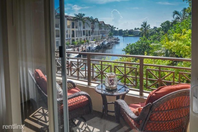 Building Photo - 4 br, 3.5 bath Townhome - Waterside Village