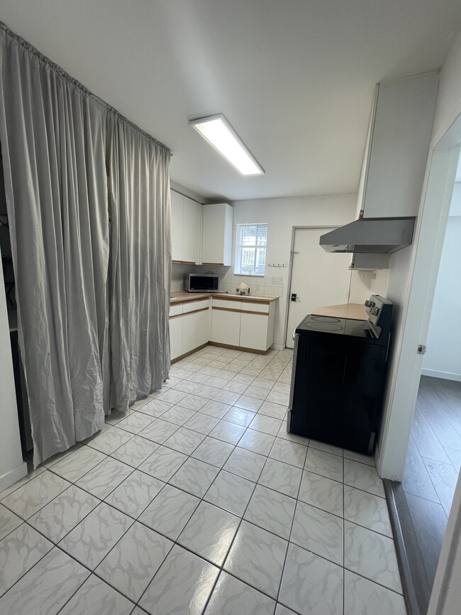 Building Photo - 1020 Dory St