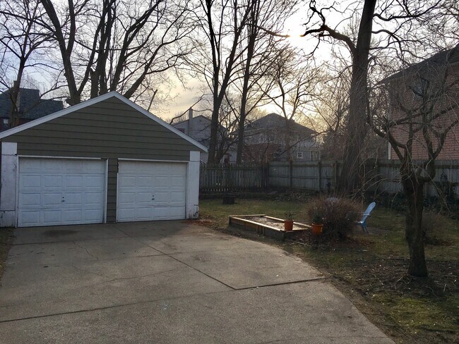 Building Photo - 310-312 Henry SE