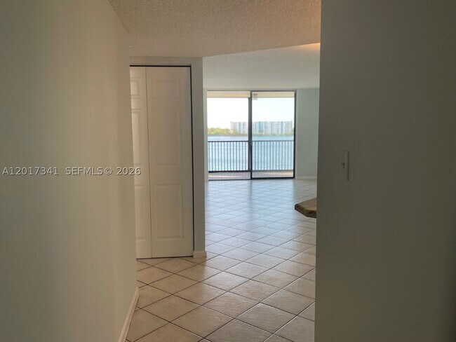 Building Photo - 117 Lake Emerald Dr