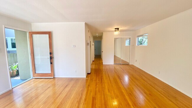 Building Photo - Pet Friendly 2BR 1BA with Modern Updated K...